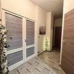 Casa Gianduia Davanti Al Grattacielo
