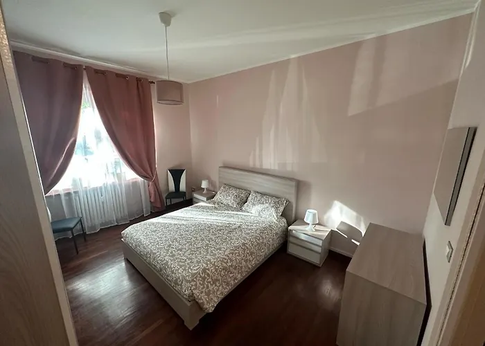 Casa Gianduia Davanti Al Grattacielo