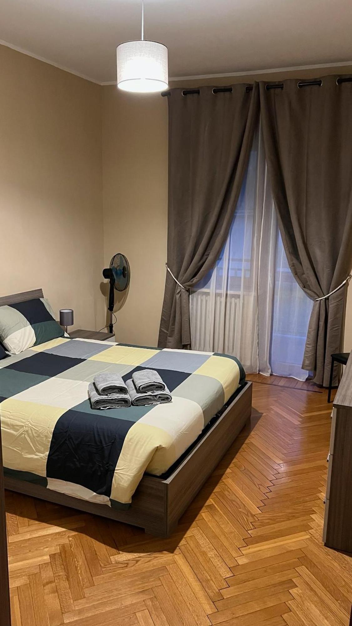 Casa Gianduia Davanti Al Grattacielo Turyn